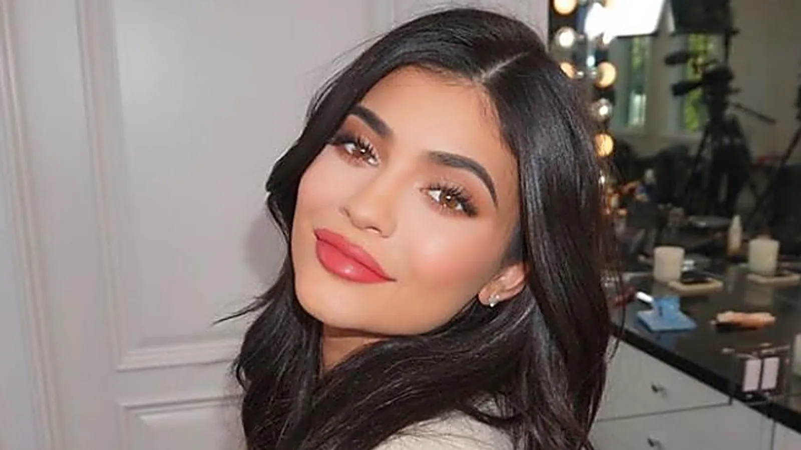 7 Warna Lipstik yang Cocok untuk Pemilik Bibir Tebal