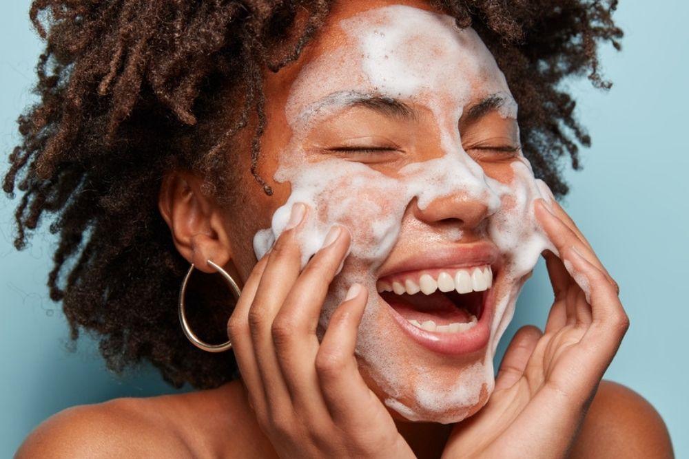 7 Kebiasaan di Pagi Hari Ini Ternyata Bisa Bikin Kulit Glowing