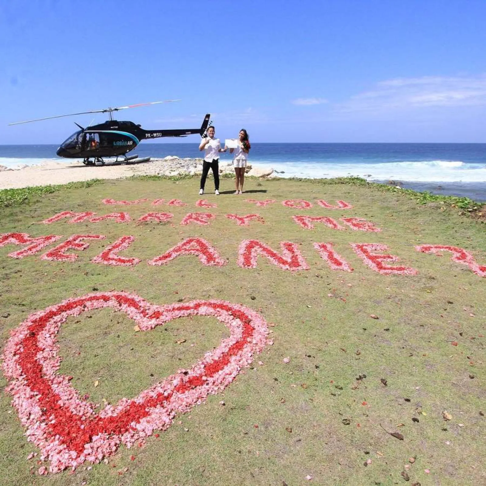 Naik Helikopter, 9 Potret Mesra Melanie Putria Saat Dilamar Kekasih