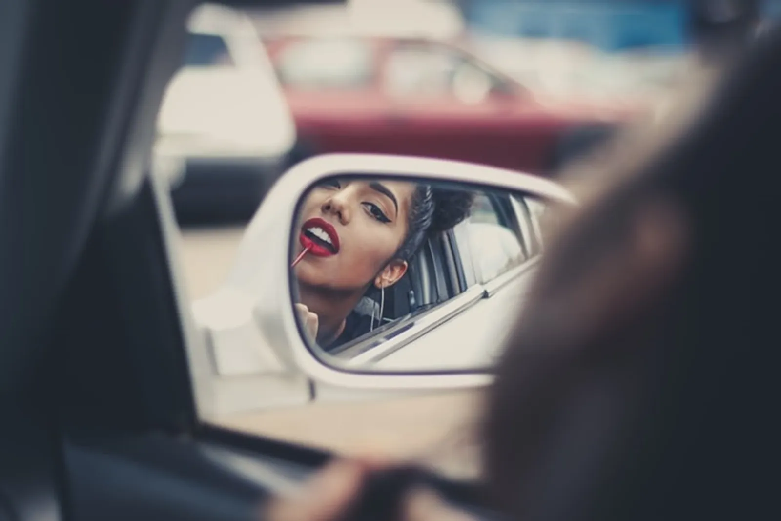 Dijamin Hasilnya Flawless, Ini 7 Tips Makeup di Mobil Tanpa Ribet