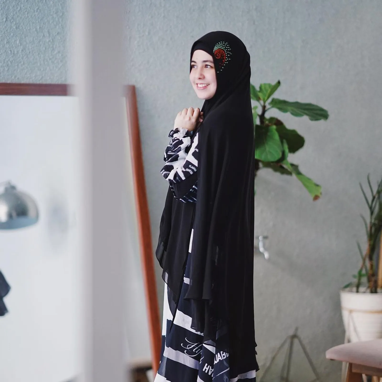 Rumor Bercerai, Gaya Hijab Terkini Risty Tagor Ikut Mencuri Perhatian