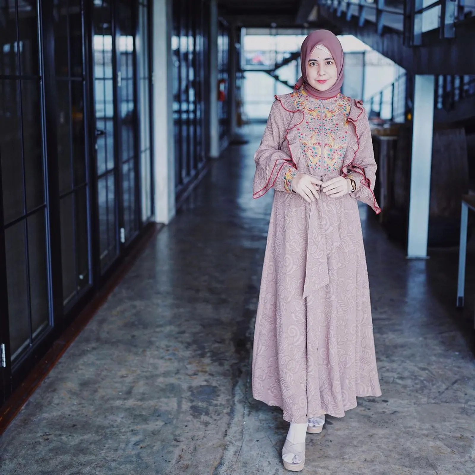 Rumor Bercerai, Gaya Hijab Terkini Risty Tagor Ikut Mencuri Perhatian