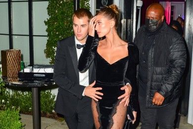 Deretan Pakaian Kencan Hailey Bieber Dinilai Terlalu Seksi