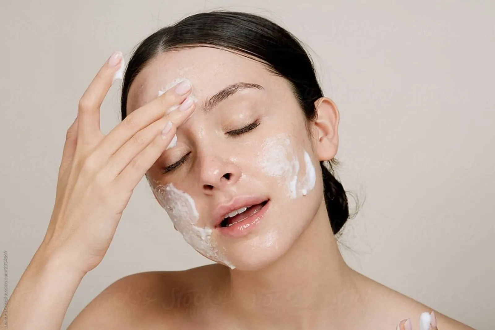 5 Rekomendasi Face Wash Untuk Kulit Berjerawat