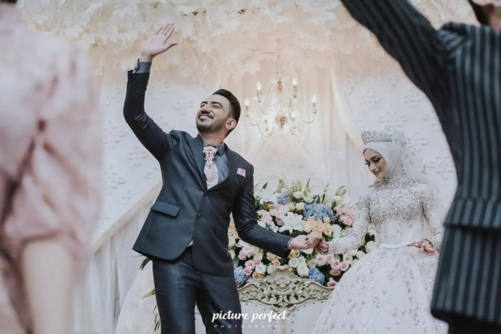 Diterpa Isu Cerai, Ini 9 Potret Perjalanan Cinta Reza Zakarya & Istri