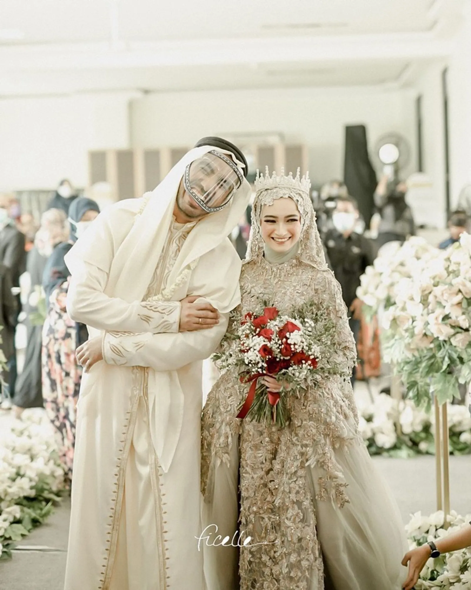 Diterpa Isu Cerai, Ini 9 Potret Perjalanan Cinta Reza Zakarya & Istri