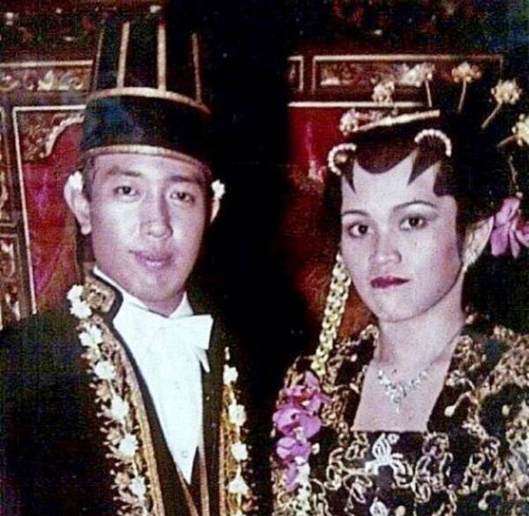 10 Potret Lawas Pernikahan Artis Yang Dipisahkan Maut