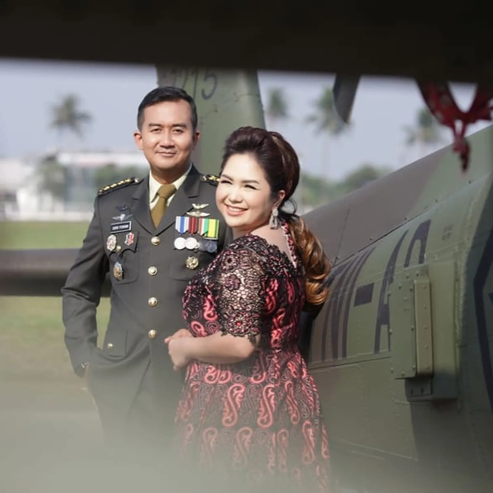 Dilamar Perwira TNI, Ini 9 Potret Mesra Joy Tobing dan Calon Suami