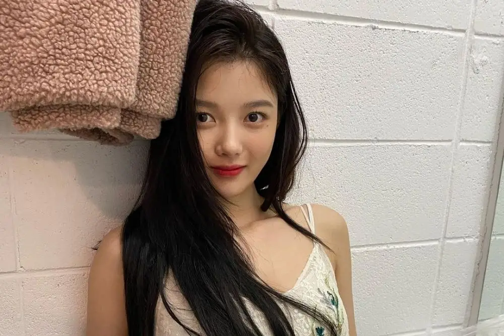 7 Potret Effortless a la Kim Yoo Jung, Cantiknya Alami