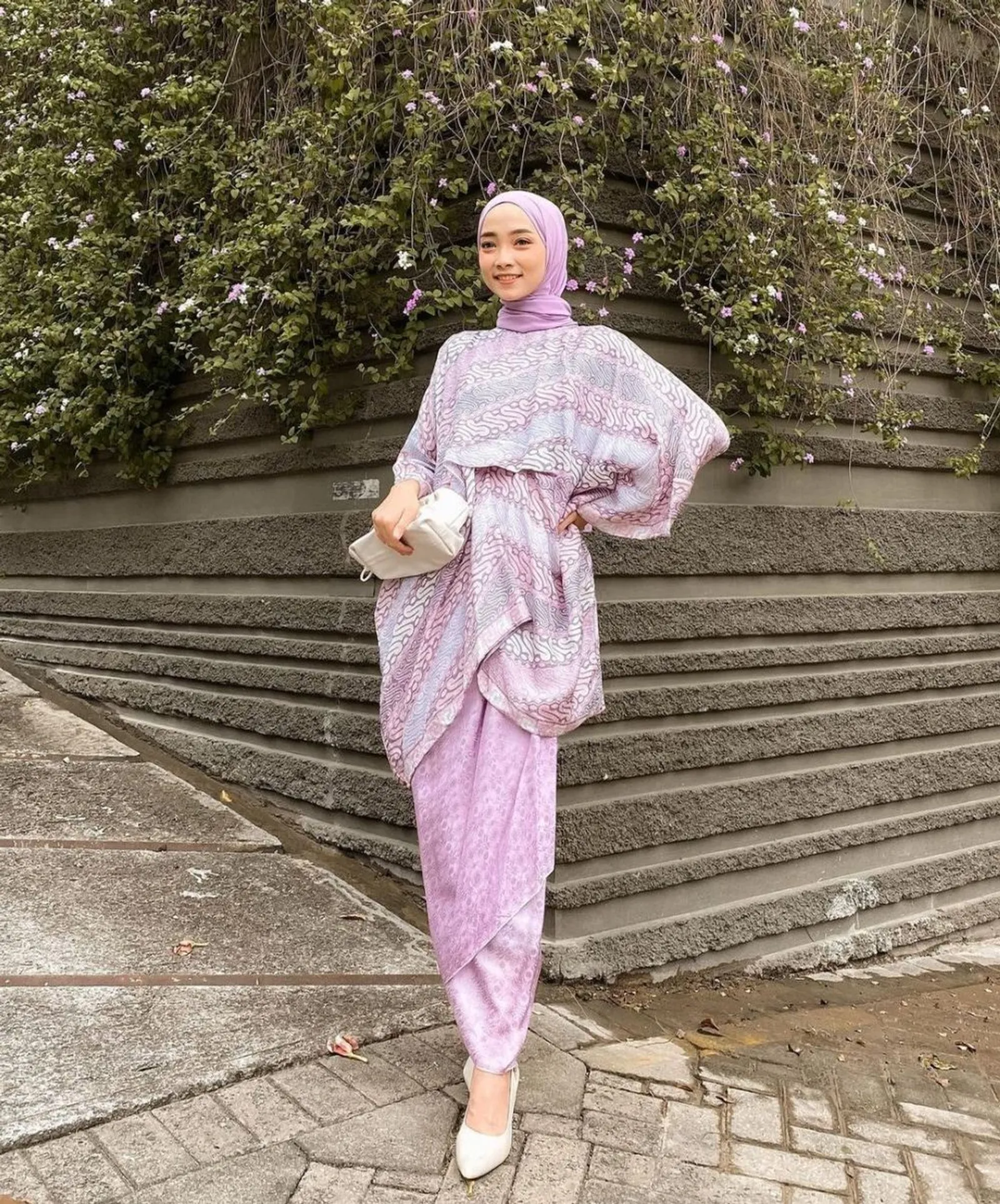 Inspirasi OOTD ke Pesta dengan Setelan Batik untuk Hijabers