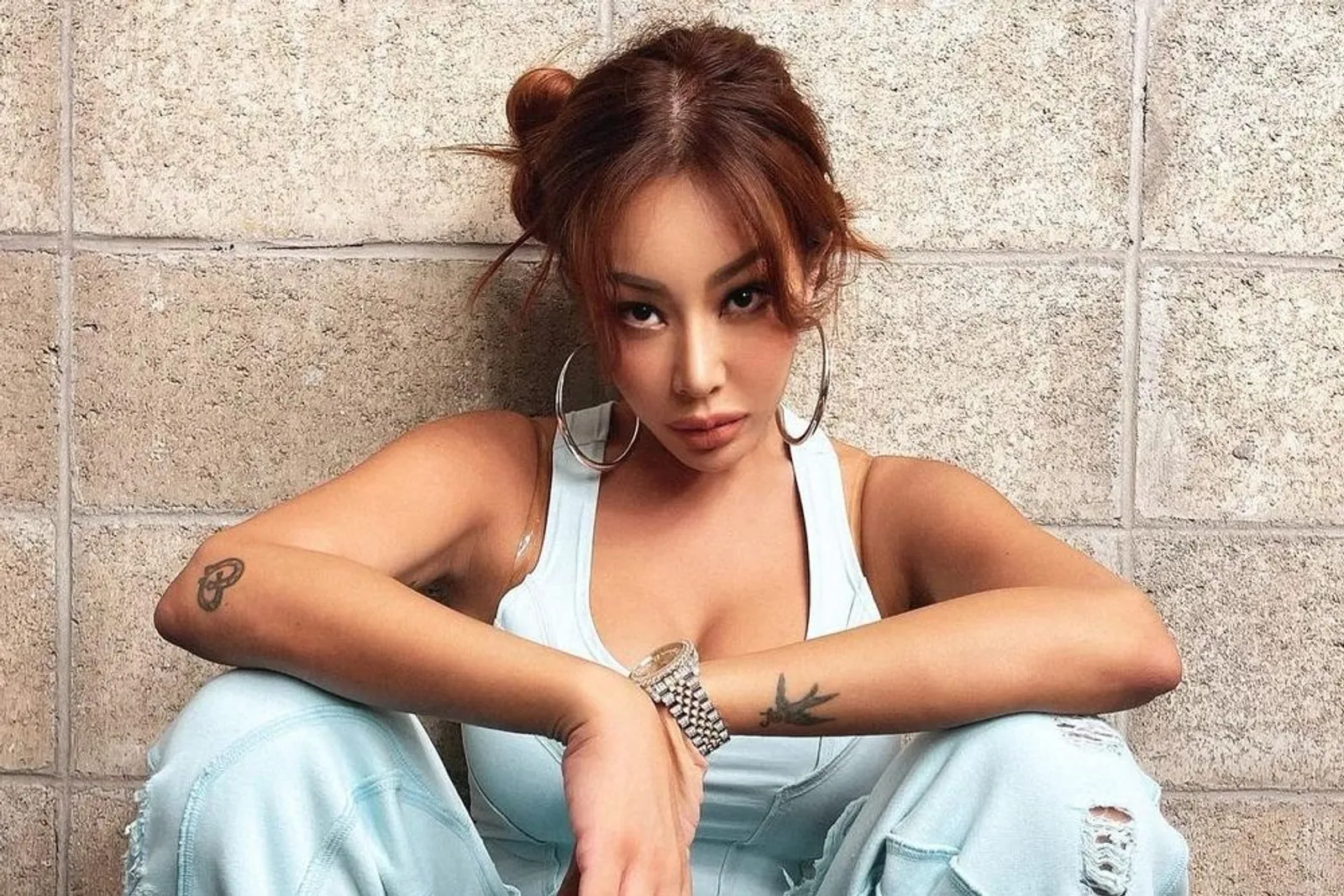 8 Pesona Jessi, Rapper Korea yang Gemar Operasi Plastik