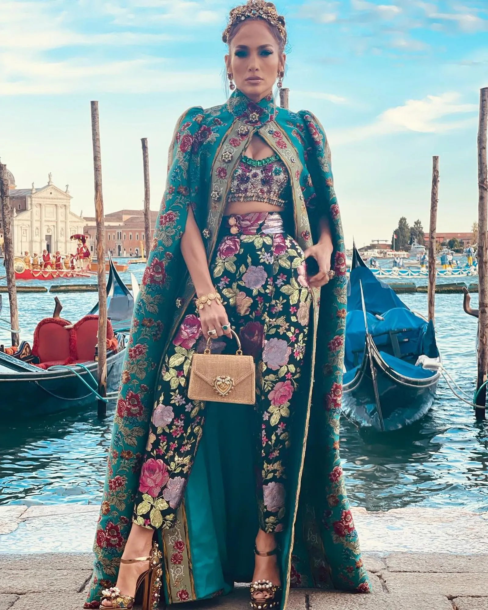 Jennifer Lopez Pamer Gaya Seksi dan Mewah ke Acara Dolce & Gabbana