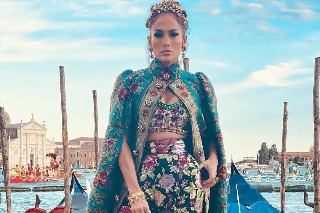 Jennifer Lopez Pamer Gaya Seksi dan Mewah ke Acara Dolce & Gabbana