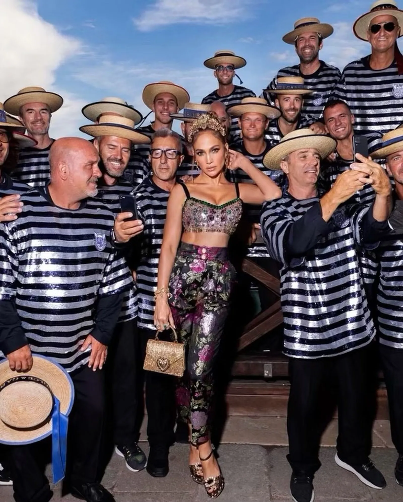 Jennifer Lopez Pamer Gaya Seksi dan Mewah ke Acara Dolce & Gabbana