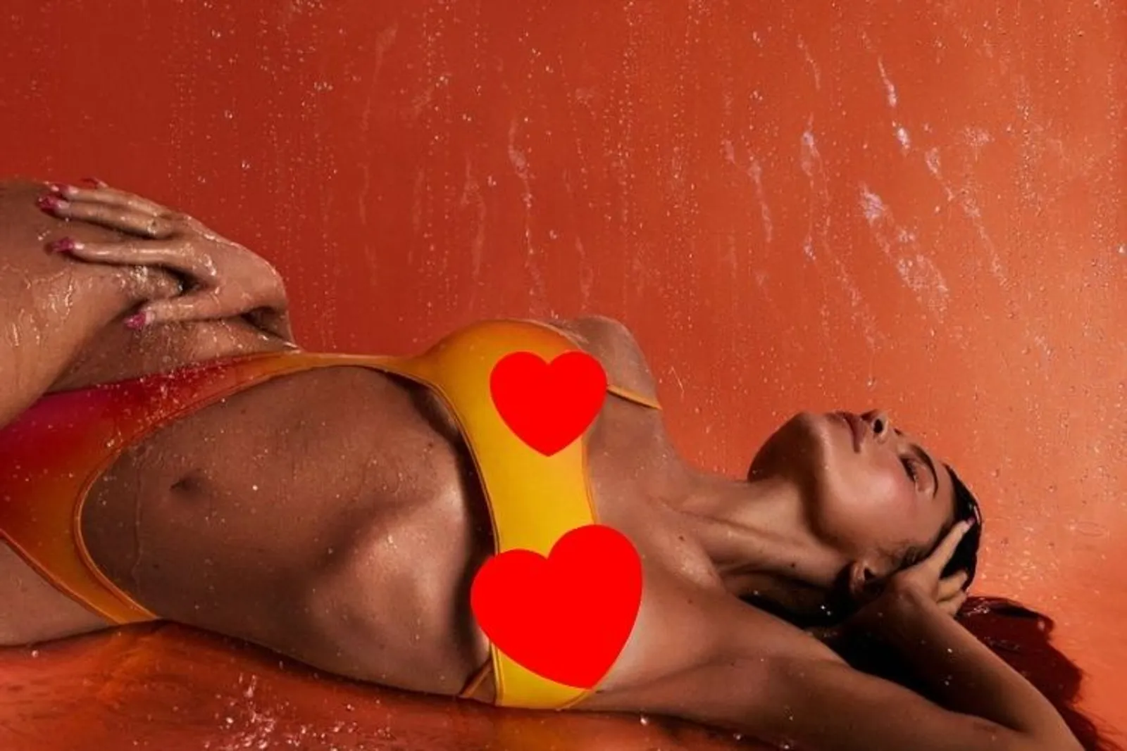 Kylie Jenner Pose Seksi Sambil 'Kehujanan', Buat Apa?