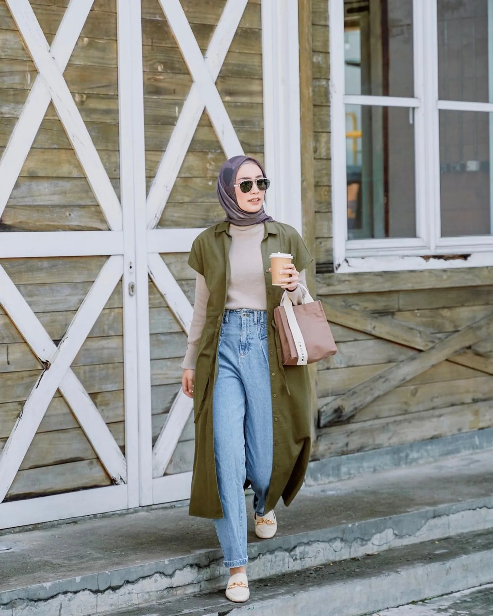 Inspirasi OOTD Hijab dengan Long Outer yang Modis