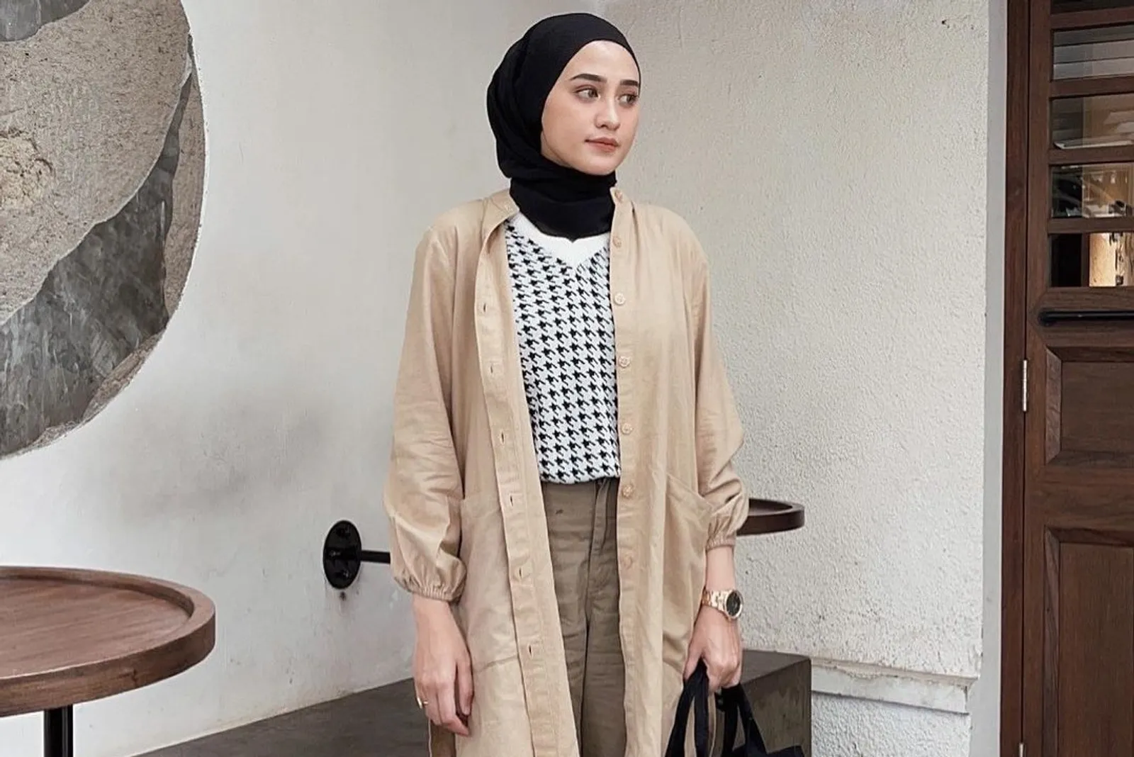 Inspirasi OOTD Hijab dengan Long Outer yang Modis