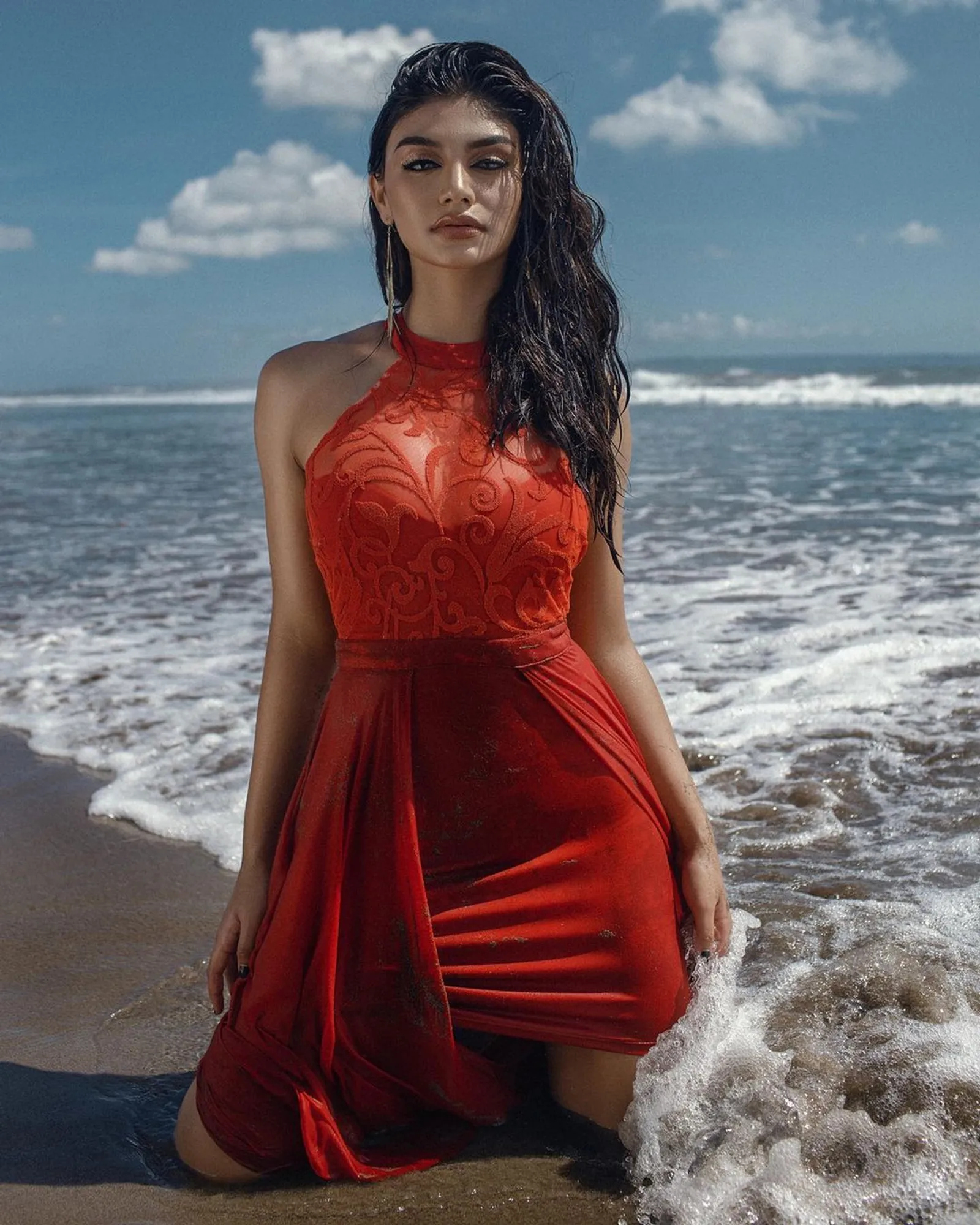 Deretan Gaya Jihane Almira Pakai Gaun Merah, Sensual Bikin Terpana