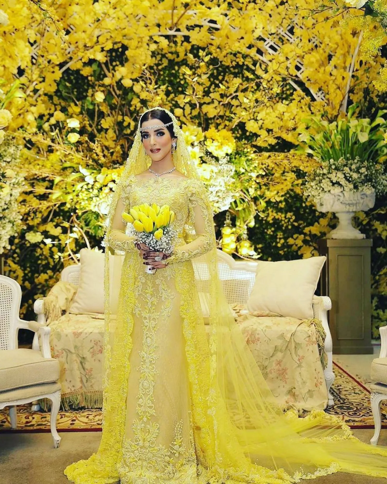 Gaya Glamor Para Artis Pakai Gaun Nikah Rancangan Ivan Gunawan