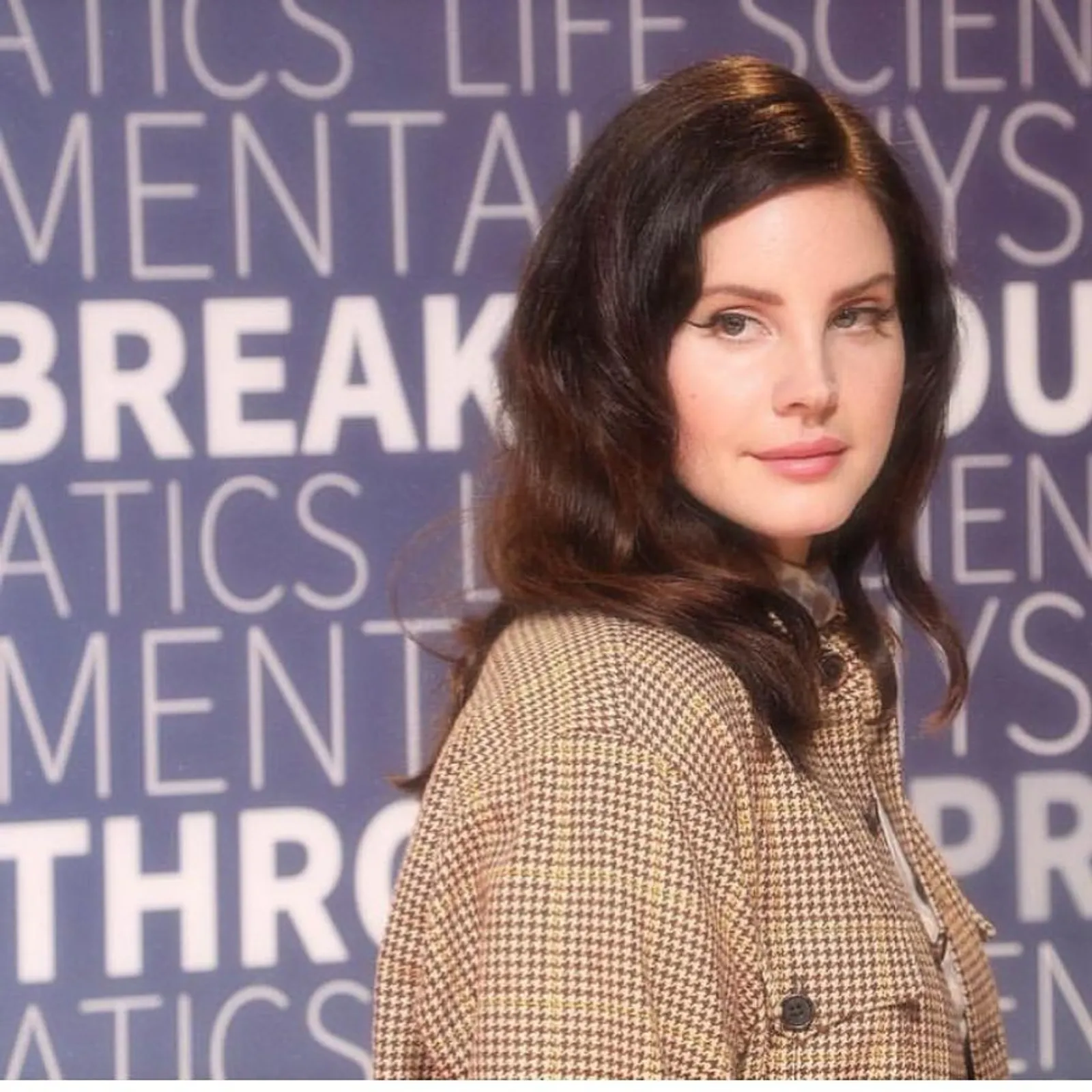 Pesona Lana Del Rey, Tetap Cantik dan Memesona di Usia 30-an