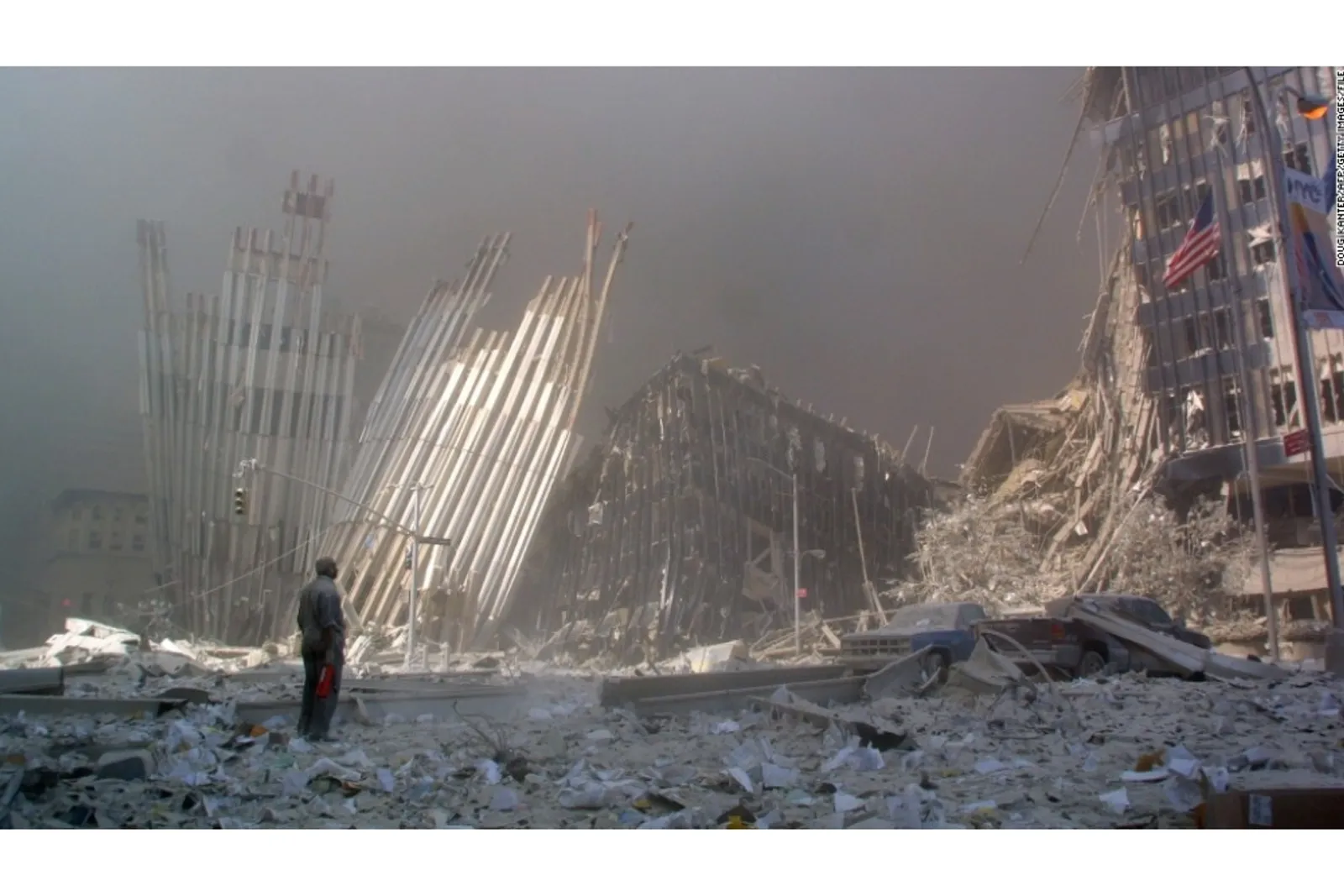 20 Tahun Berlalu, Ini Deretan Foto Paling Memorable dari Kejadian 9/11