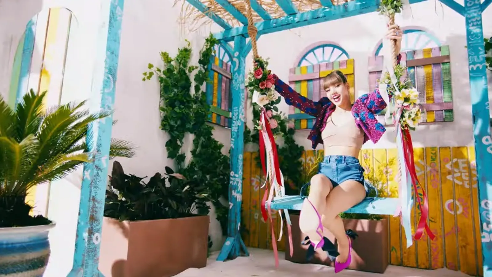 Ini 7 Fakta Menarik MV Debut Solo Lisa BLACKPINK, "LALISA"