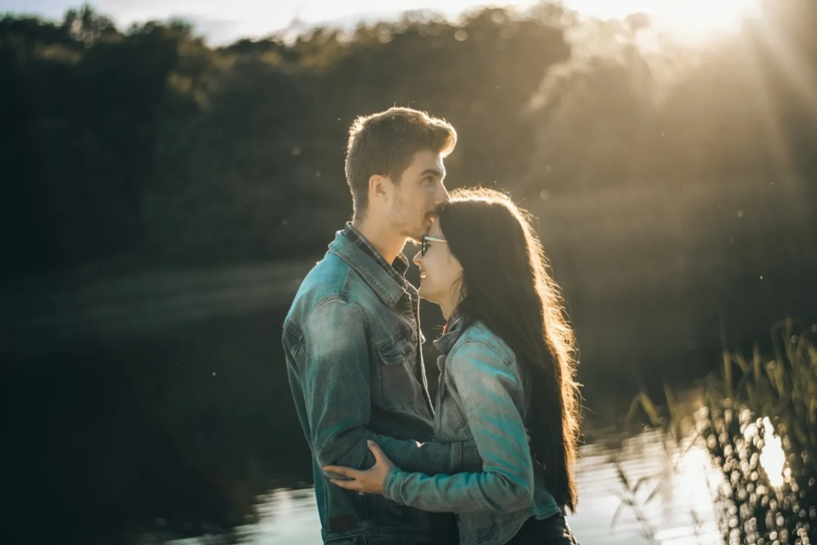 20 Kumpulan Puisi Cinta Romantis untuk Meluluhkan Pasangan