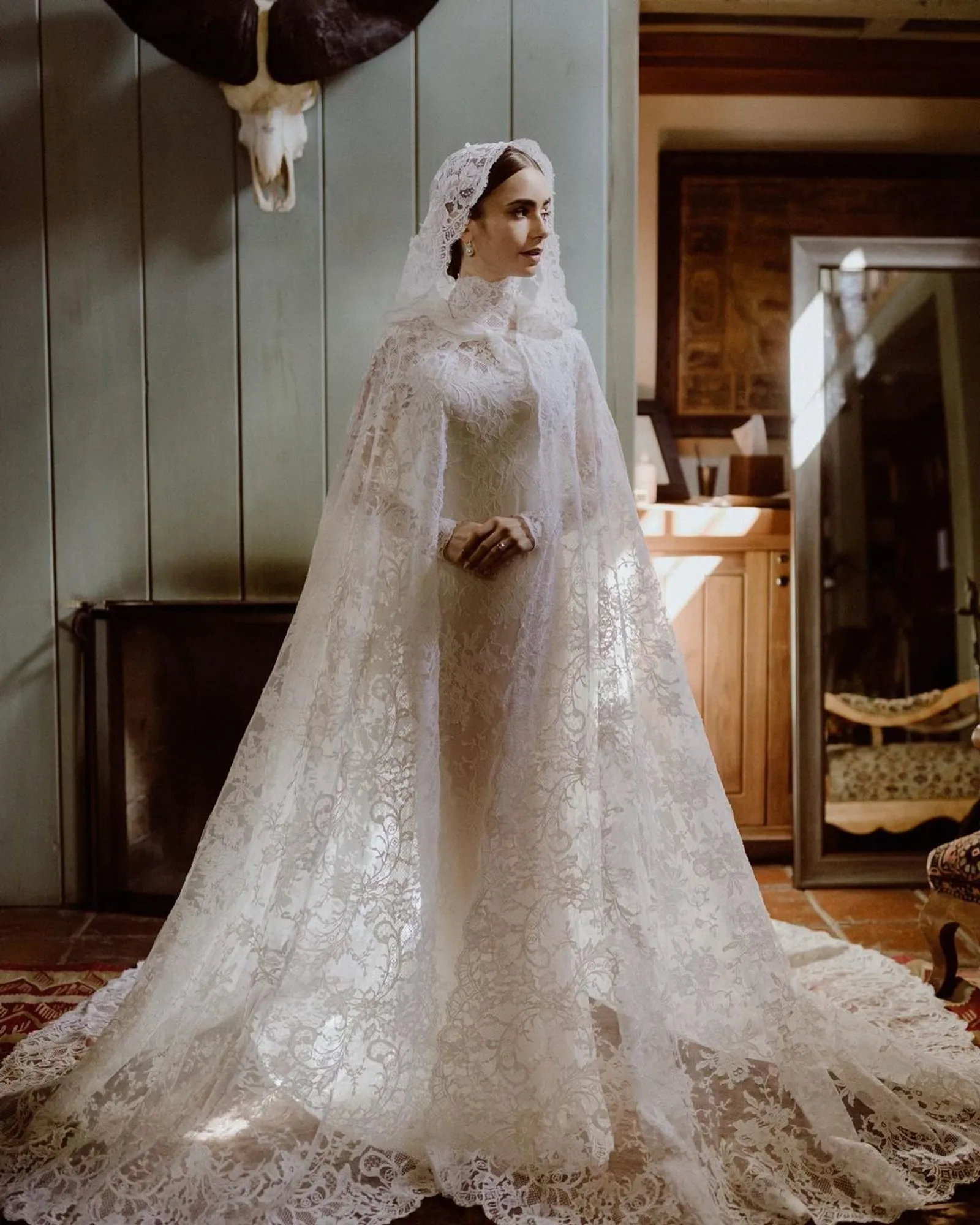 Gaya Artis yang Pakai Gaun Putih saat Menikah, Elegan hingga Seksi