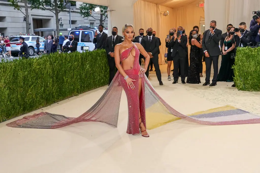 Deretan Gaya Seleb yang Hadiri Met Gala 2021, Outfit Cerminan Amerika