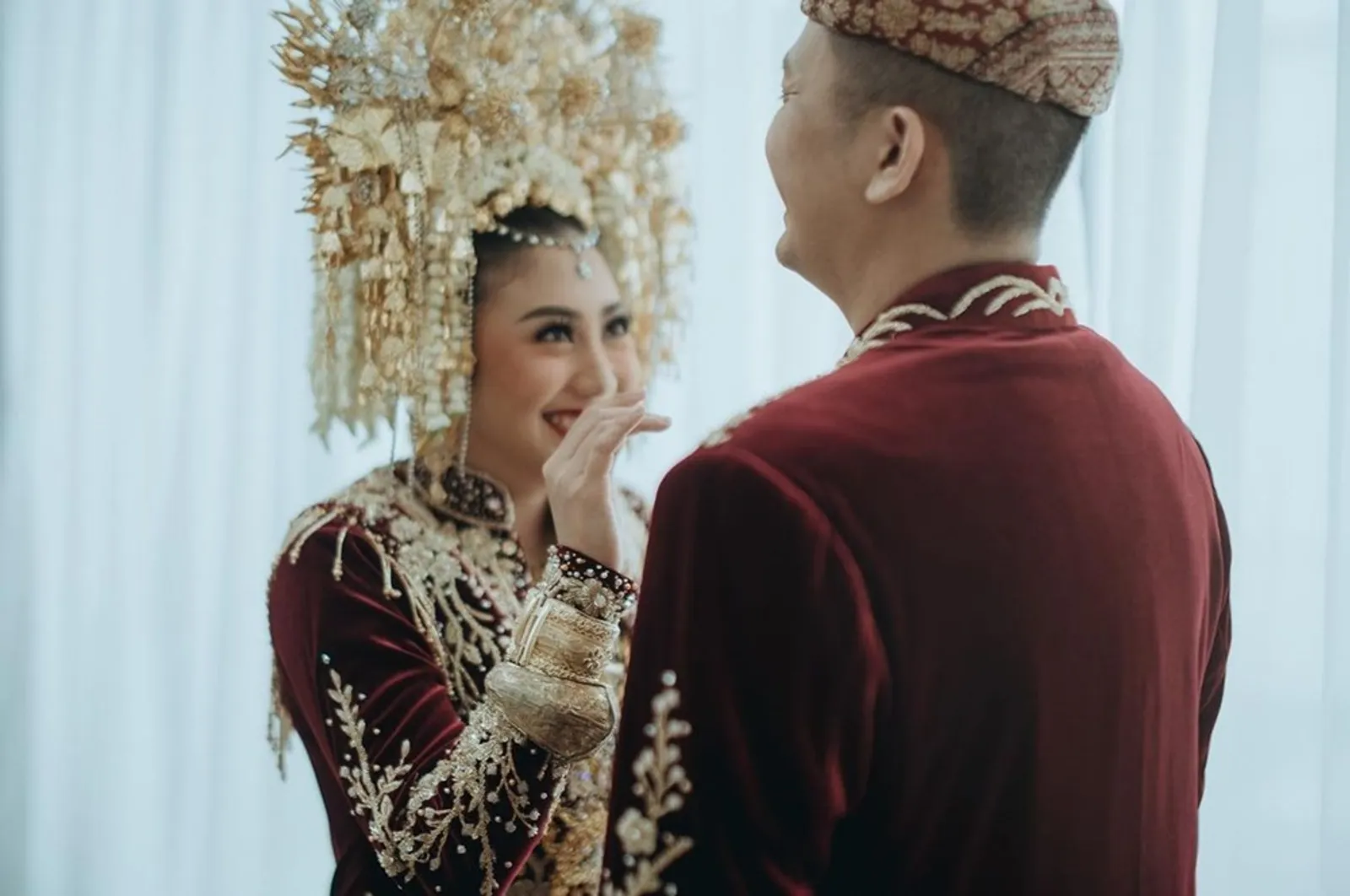 Gabungkan Dua Adat, 10 Potret Pre-Wedding Winona Willy & Calon Suami