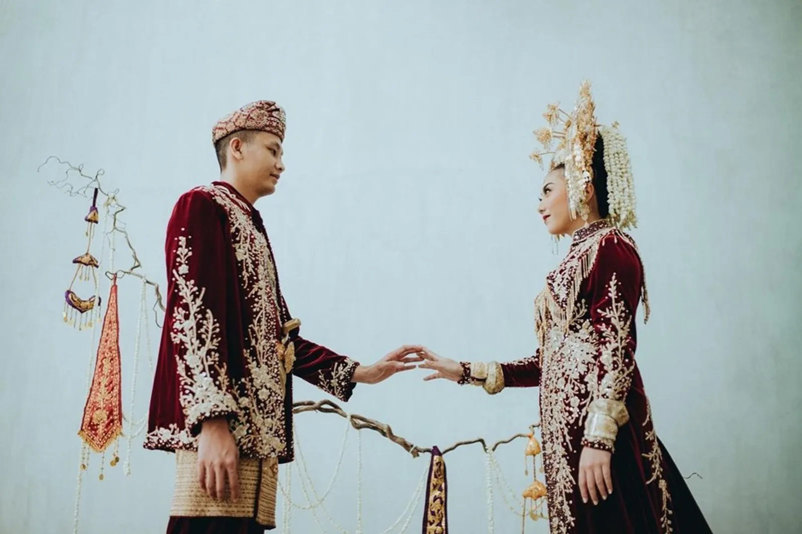 Gabungkan Dua Adat, 10 Potret Pre-Wedding Winona Willy & Calon Suami