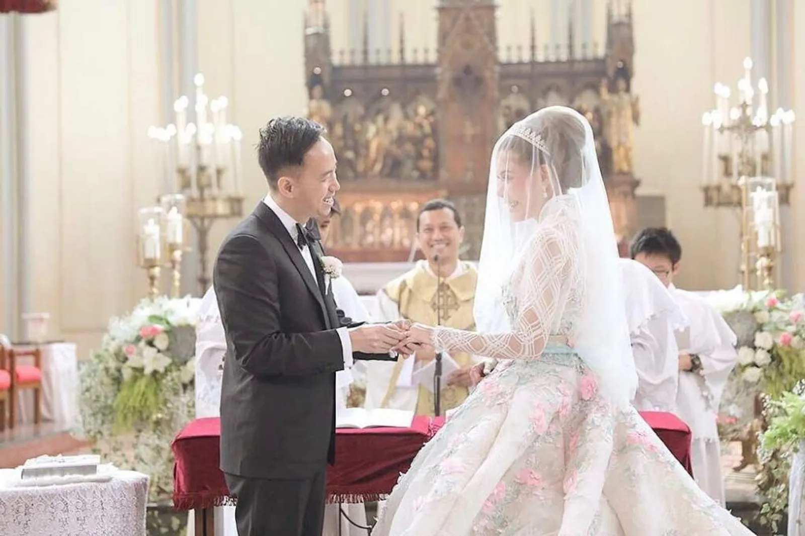7 Artis yang Menikah di Gereja Katedral Jakarta, Ada Chelsea Islan!