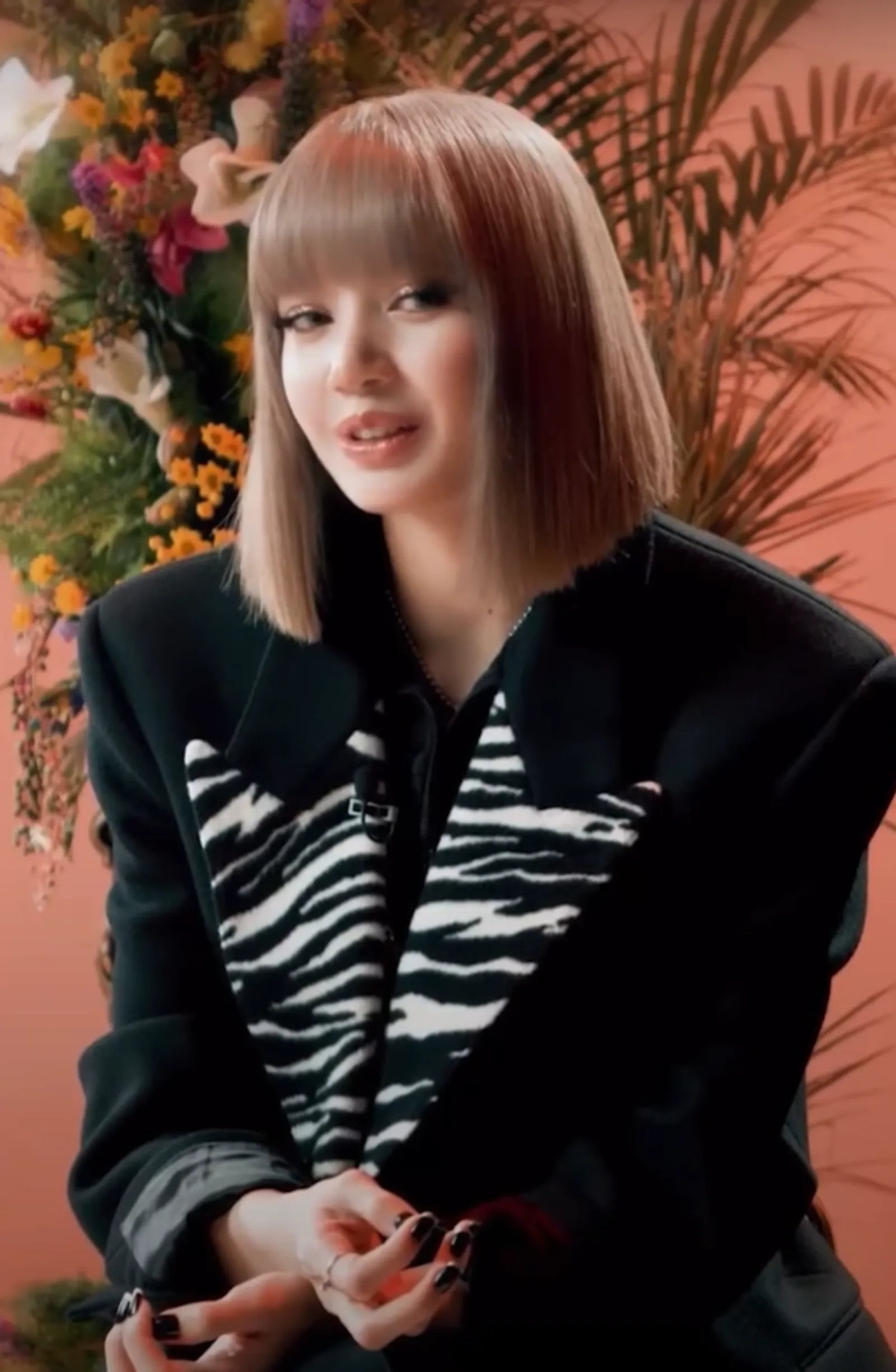 Intip Gaya Kece Lisa BLACKPINK saat Promosi Solo Debut 'Lalisa'