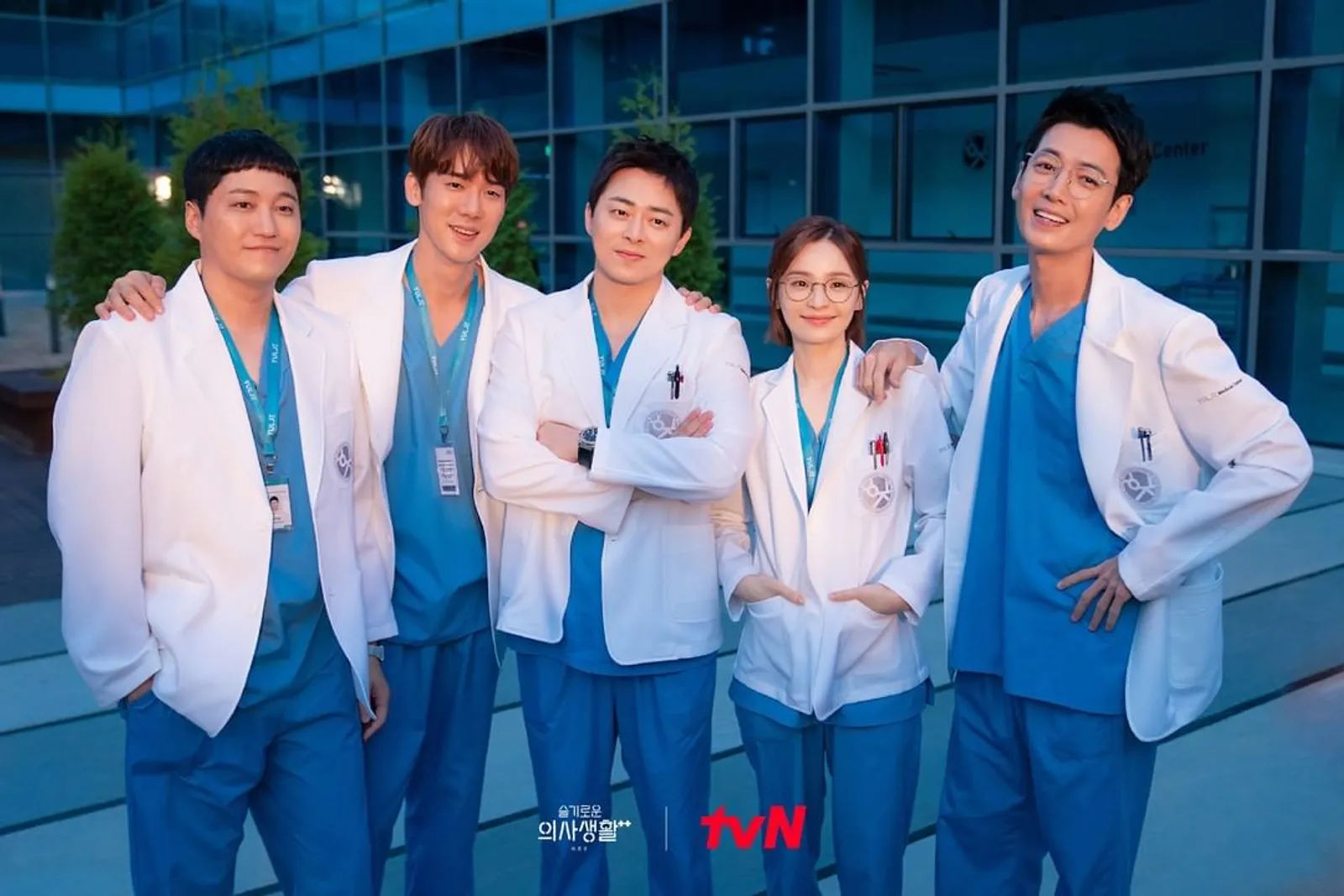 Mengenang Gaya Kompak 5 Dokter Kece di Drama Korea Hospital Playlist