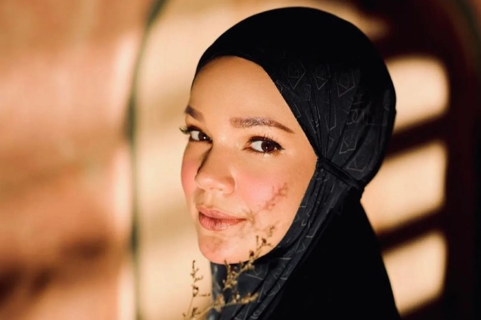 Begini Pesona Artis yang Rela Memeluk Agama Islam karena Ikut Suami
