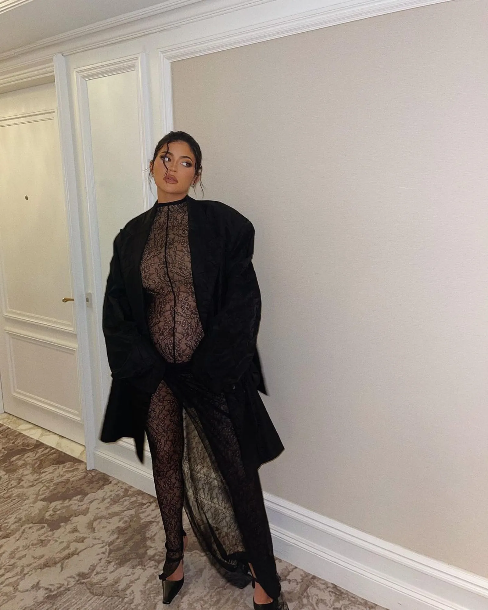Terlalu Tipis, Kylie Jenner Hampir Perlihatkan 'Itunya' di Depan Umum