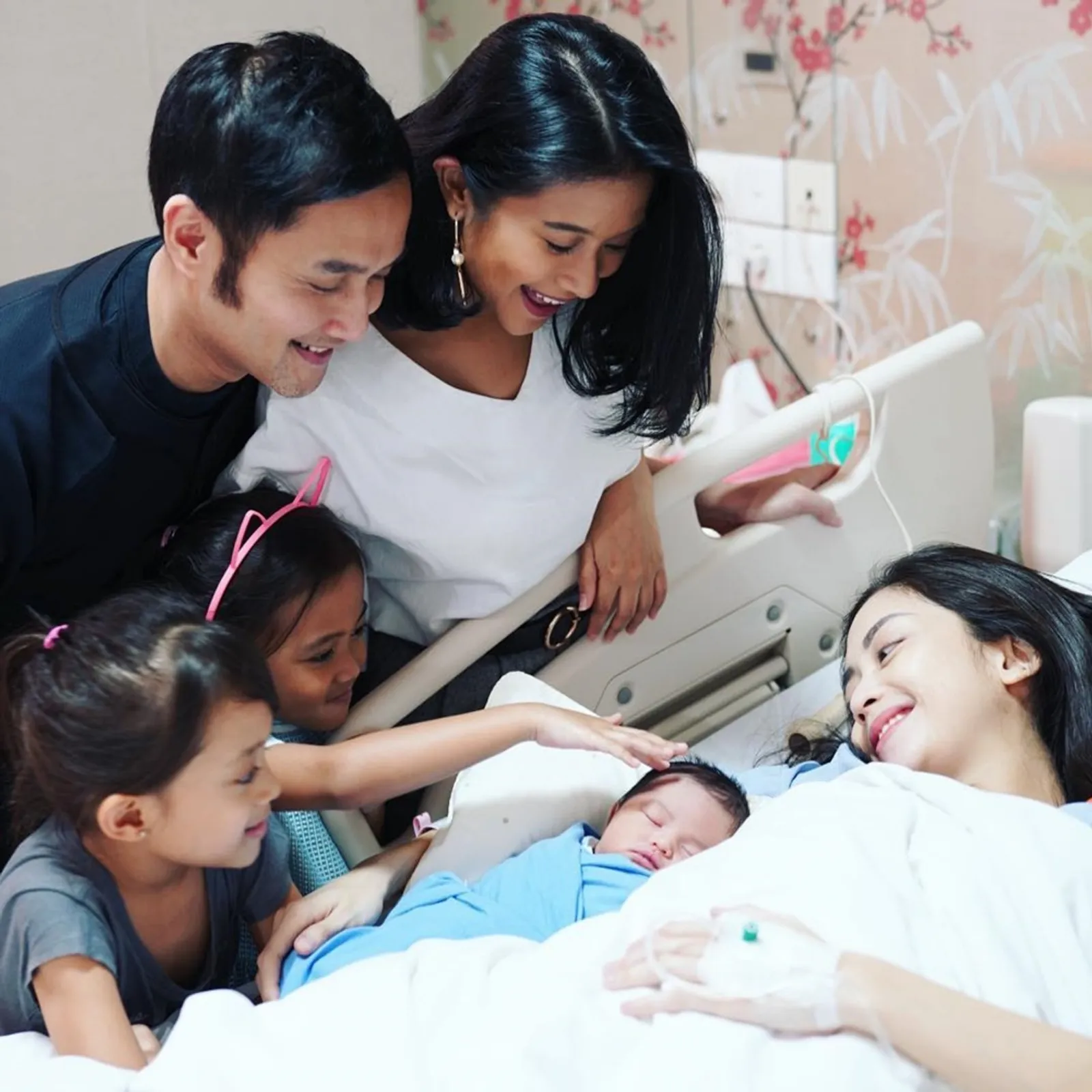 10 Momen Ririn Dwi Ariyanti & Anak Sambung, Dulu Lengket Kini Renggang