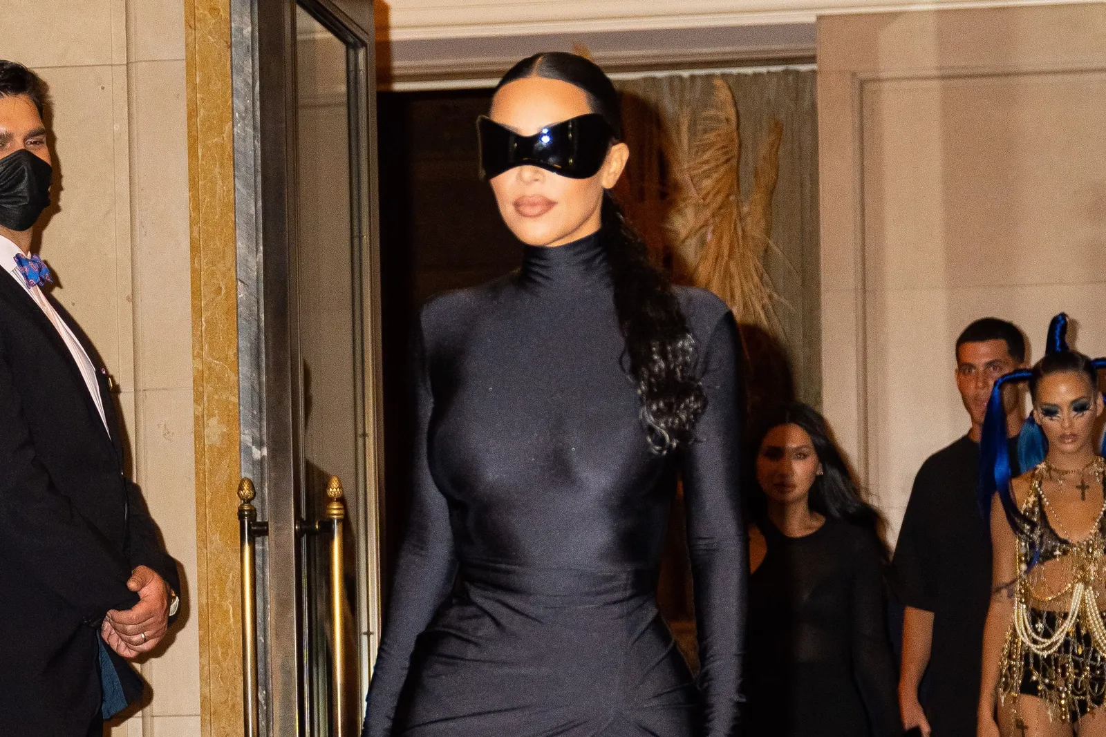 7 Gaya Kim Kardashian Pakai Baju Tertutup, Nggak Pamer Aurat