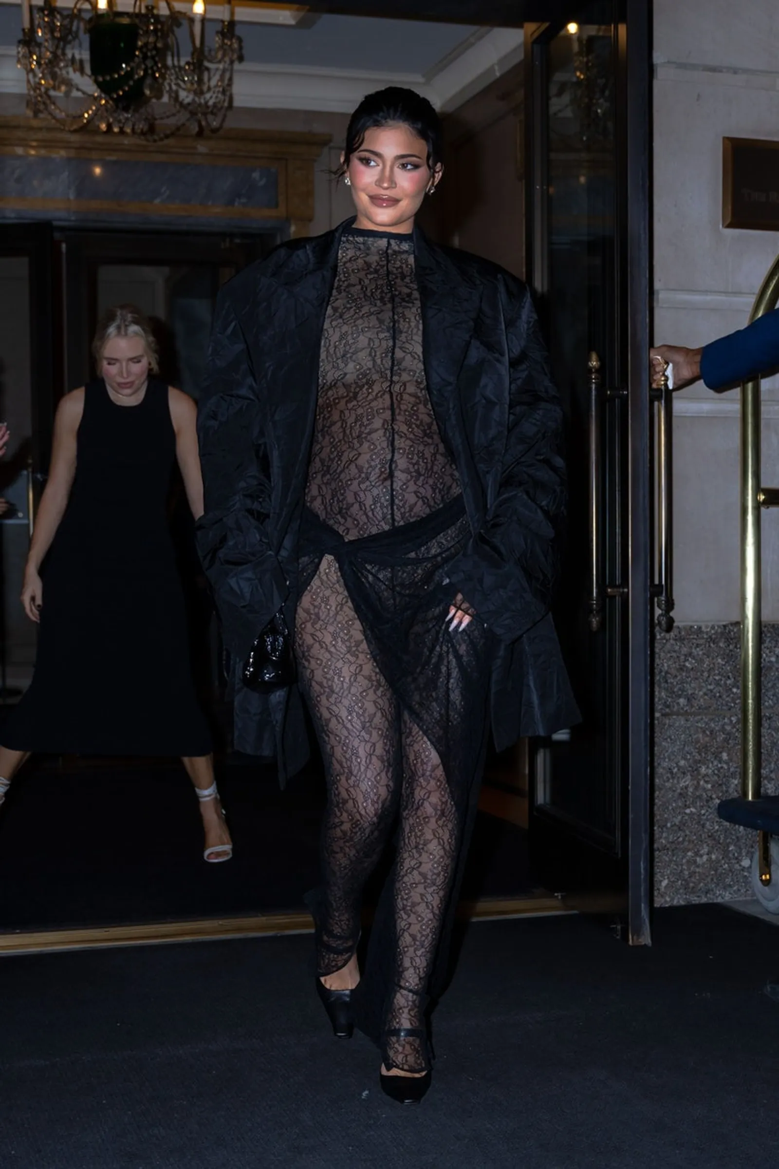Terlalu Tipis, Kylie Jenner Hampir Perlihatkan 'Itunya' di Depan Umum