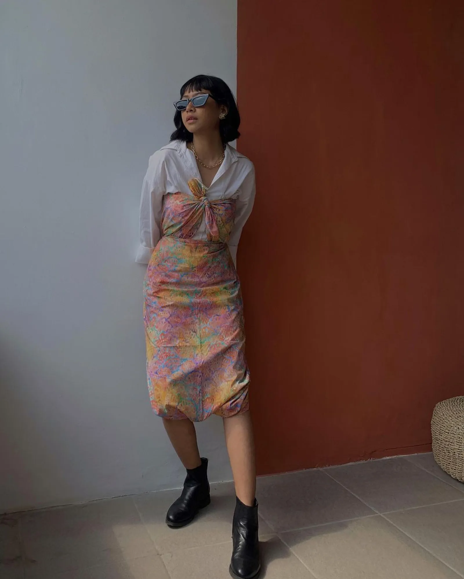 Cara Paling Kekinian Padu-padan Outfit Pakai Rok Lilit Batik