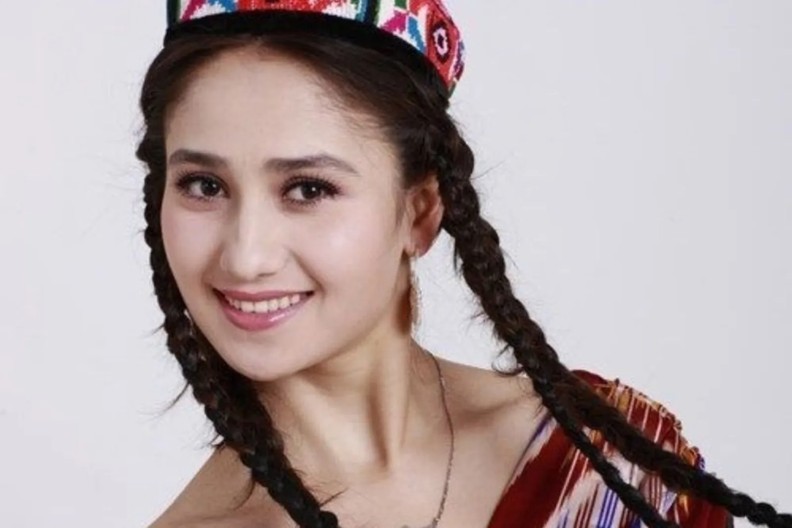 Guli Naza dan Aktris Tiongkok Lainnya yang Berdarah Suku Uighur