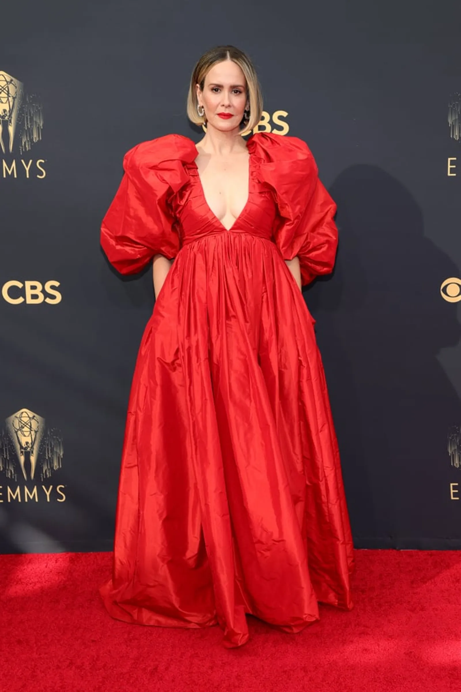 10 Seleb Hollywood dengan Gaun Paling Seksi di  Emmy Awards 2021