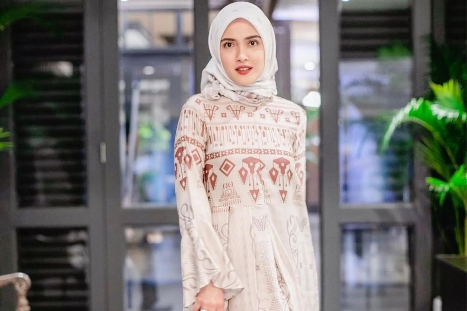 7 Potret Artis Non Muslim Kenakan Hijab, Bikin Hati Adem