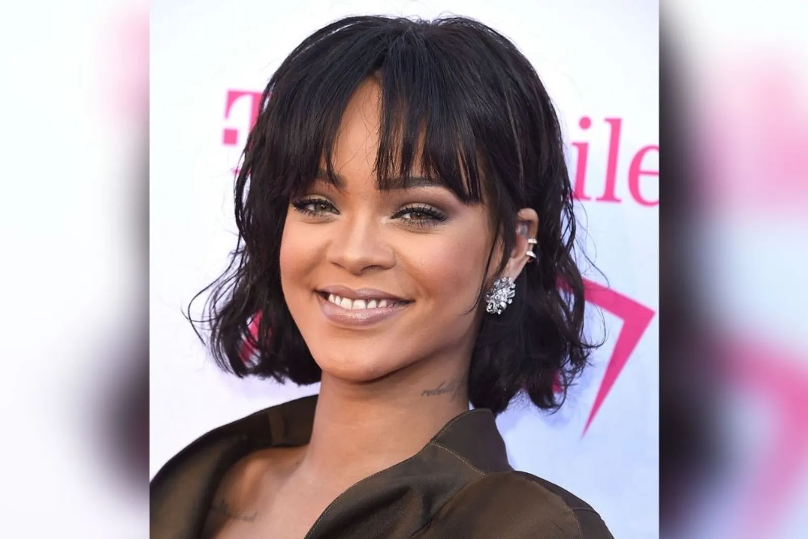 7 Makeup Look Rihanna yang Paling Ikonik