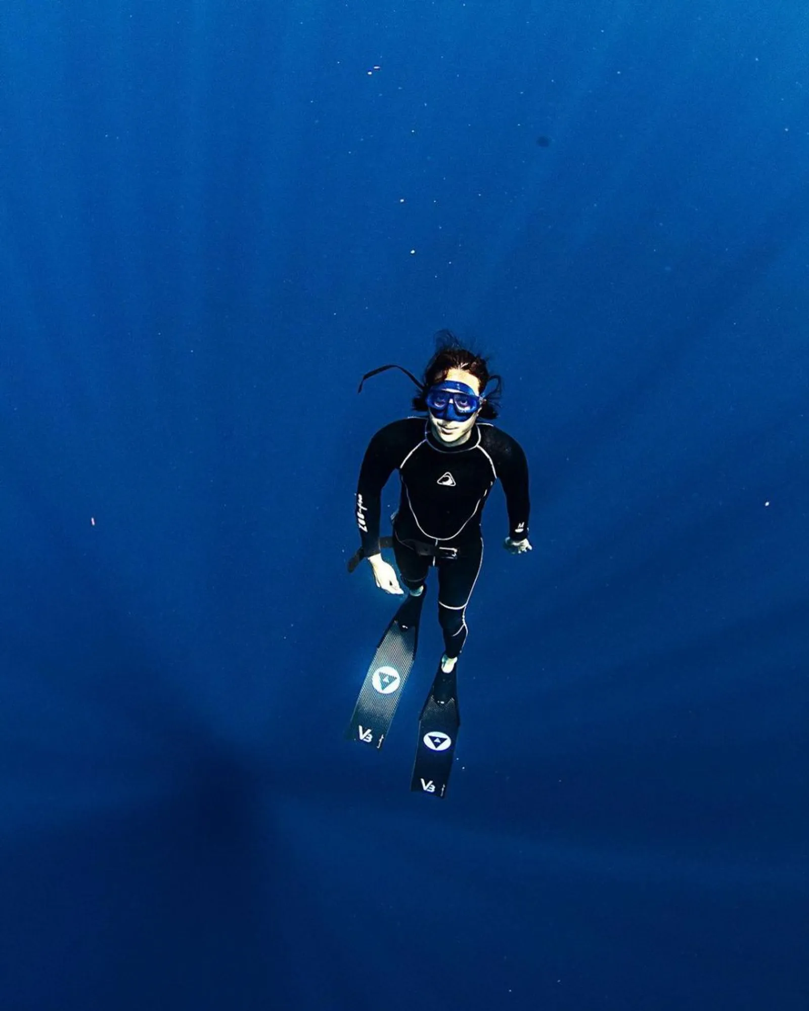 Hobi Free Diving, 9 Potret Keren Dikta 'Yovie and Nuno' di Bawah Laut