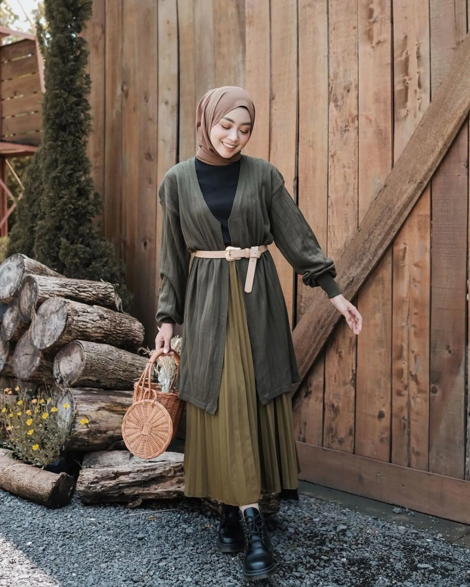 Ide Padu-padan OOTD Hijab dengan Warna Hijau Army