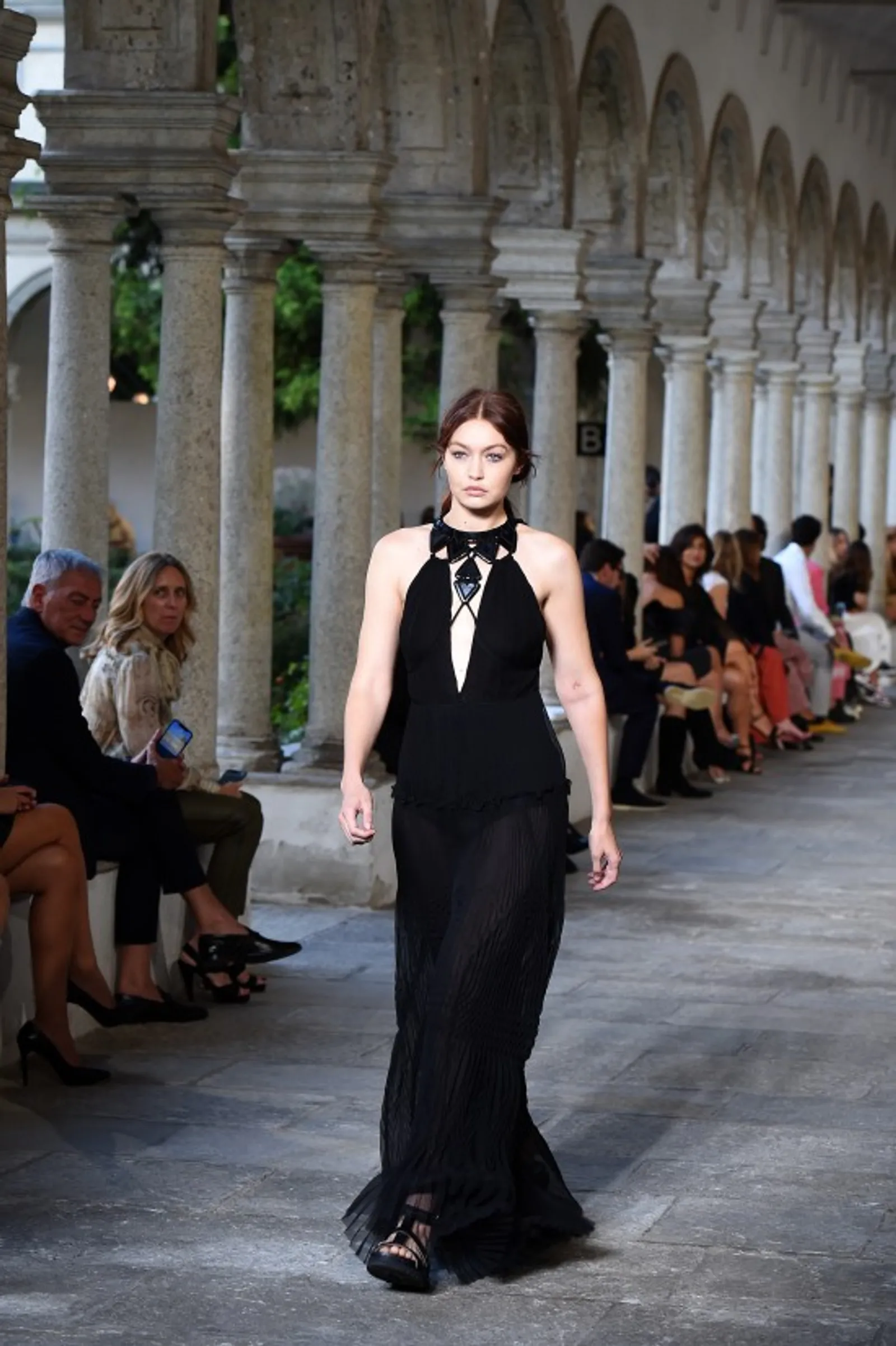 Gaya Para Seleb di Milan Fashion Week, Dua Lipa hingga Naomi Campbell 