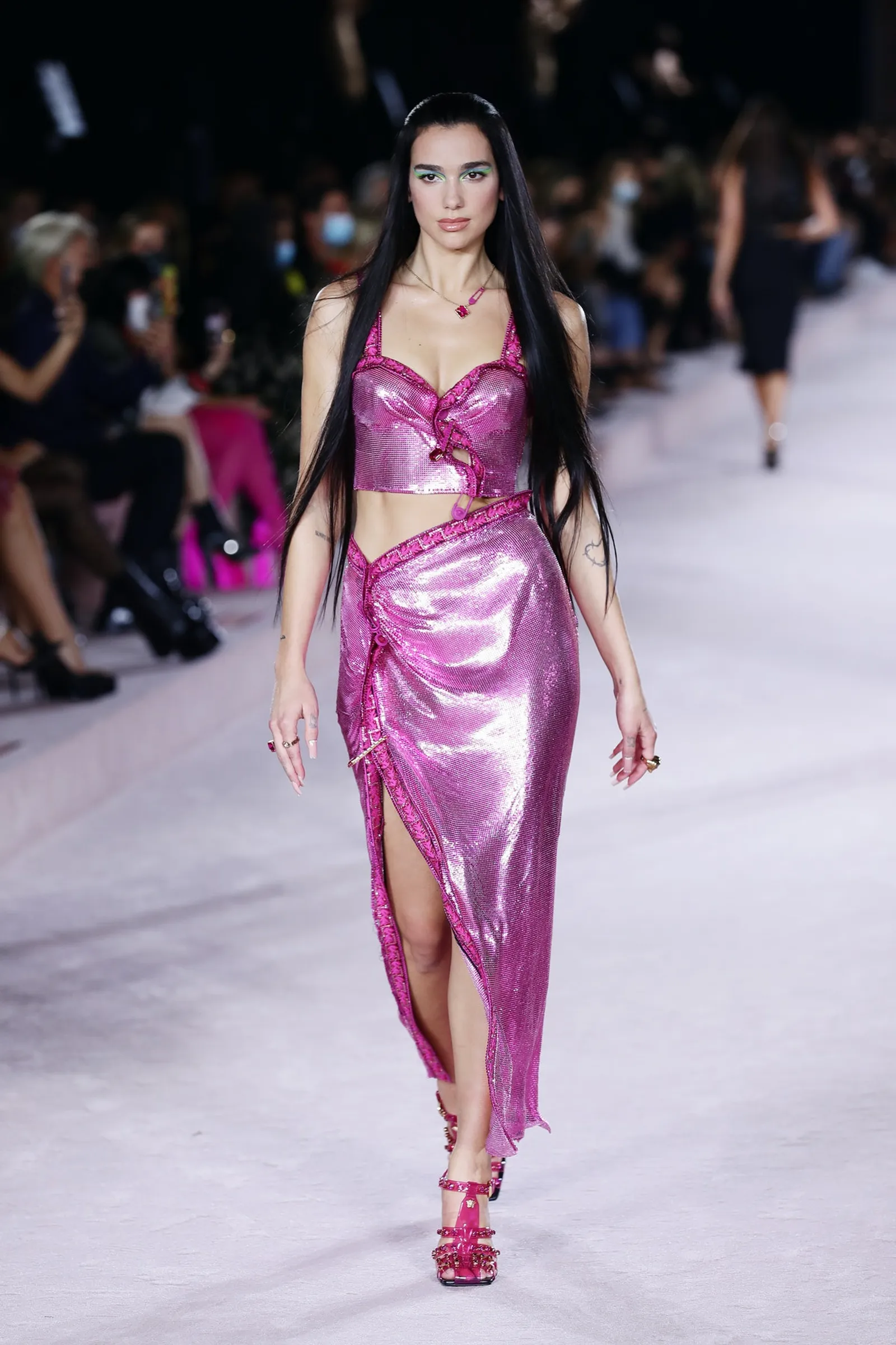 Gaya Para Seleb di Milan Fashion Week, Dua Lipa hingga Naomi Campbell 