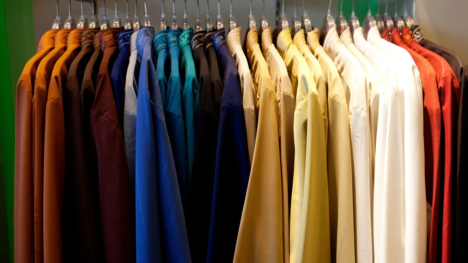 Tips Mencegah dan Mengembalikan Warna Baju Pudar