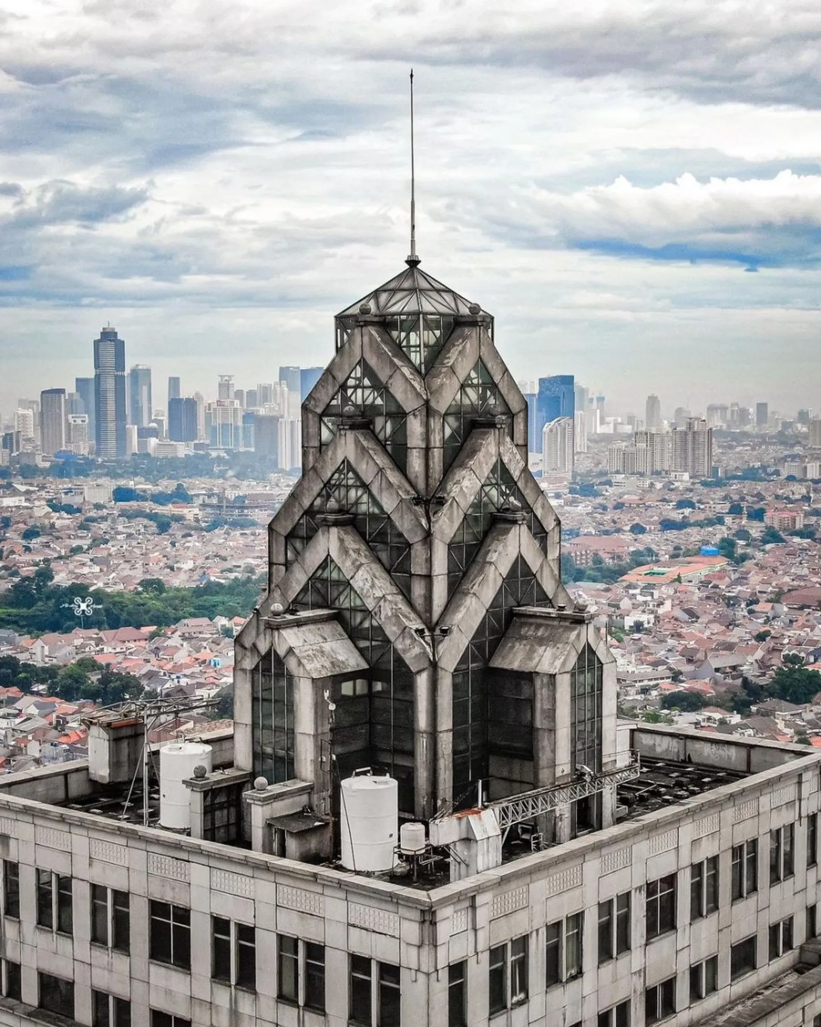 10 Bangunan Paling Angker di Indonesia, Dipenuhi Makhluk Gaib
